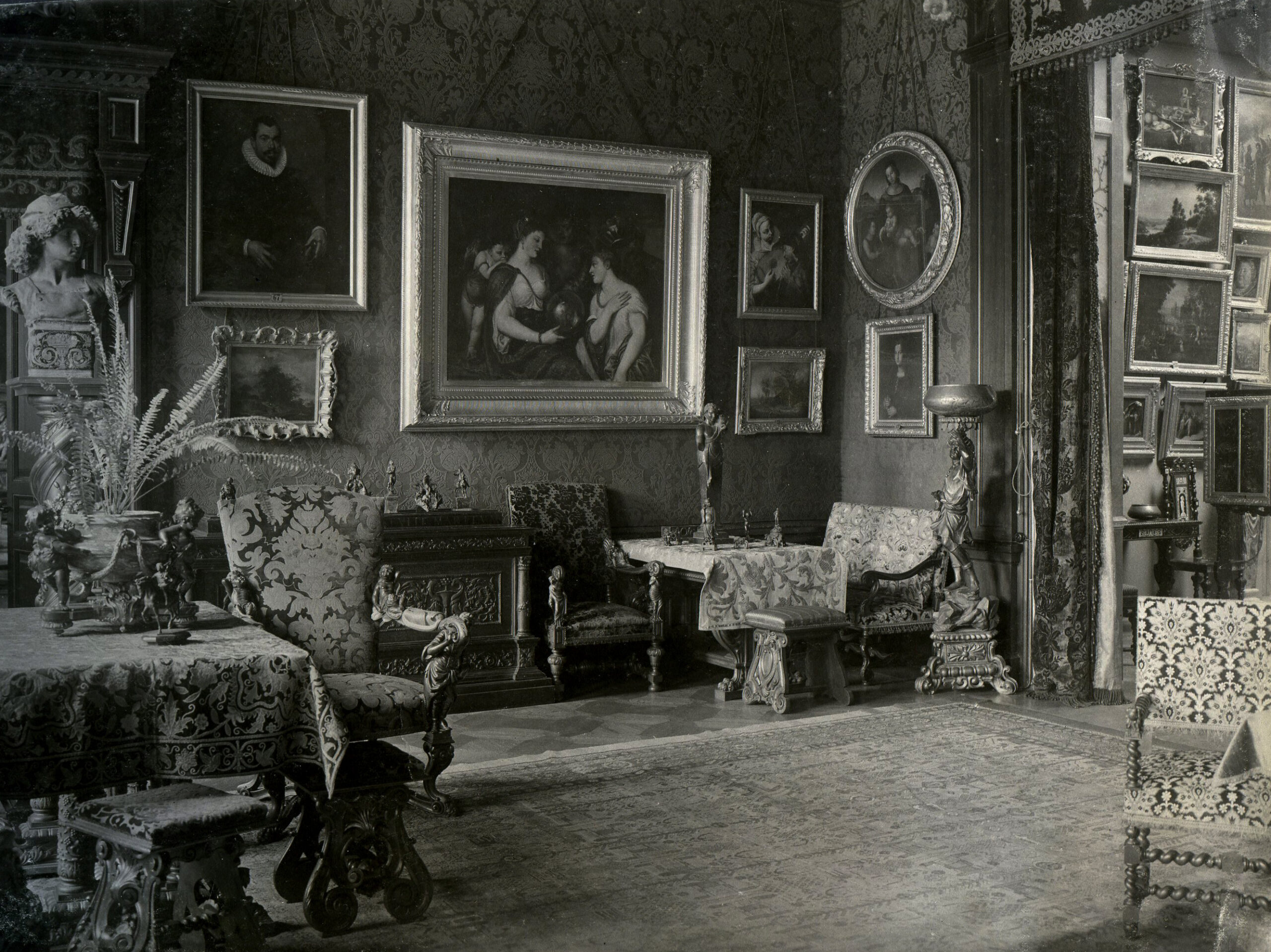 Fig. 1. Interior of the mansion of Bohdan and Varvara Khanenko on the then-named Oleksiivska Street in Kyiv, before 1917